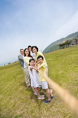 포토 JPG 주간 전신 나무 식물 라이프스타일 여자 할아버지 노년 남자 딸 행복 아들 할머니 어린이 밧줄 줄 가족 하늘 엄마 손자 손녀 산 대가족 한국 서기 미소 웃음 사람 동양인 소녀 소년 잔디 초원 여러명 성인 야외 30대 부모 운동 제주도 한국인 자녀 잡기 가족라이프 풀 아빠 당기기 60대 줄다리기 6인가족 국내포토 자연요소 감정 아시아 다수 관계 모션 놀이 표정 건강 인종 생활 장년 손주 파일형식
