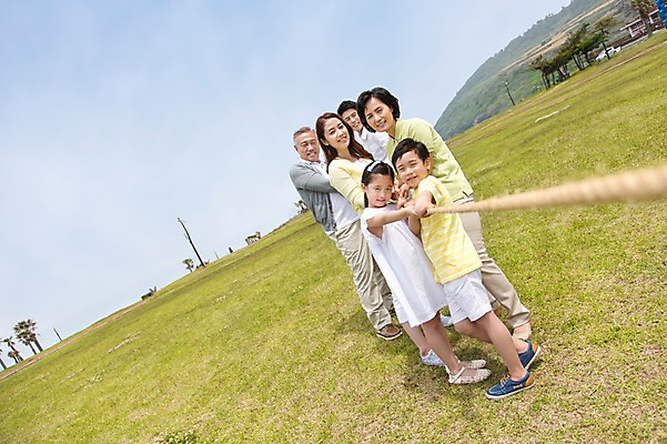 포토 JPG 주간 전신 나무 식물 라이프스타일 여자 할아버지 노년 남자 딸 행복 아들 할머니 어린이 밧줄 줄 가족 하늘 엄마 손자 손녀 산 대가족 한국 서기 미소 웃음 사람 동양인 소녀 소년 잔디 초원 여러명 성인 야외 30대 부모 운동 제주도 한국인 자녀 잡기 가족라이프 풀 아빠 당기기 60대 줄다리기 6인가족 국내포토 자연요소 감정 아시아 다수 관계 모션 놀이 표정 건강 인종 생활 장년 손주 파일형식