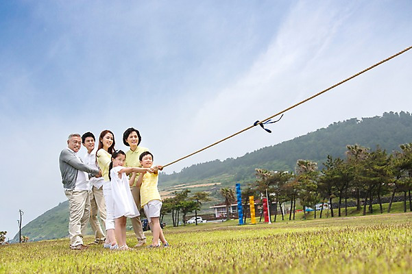 포토 JPG 주간 전신 나무 식물 구름 라이프스타일 여자 할아버지 노년 남자 딸 행복 리본 아들 할머니 어린이 밧줄 줄 가족 하늘 엄마 손자 손녀 산 대가족 한국 서기 미소 웃음 사람 동양인 소녀 소년 잔디 초원 여러명 성인 야외 30대 부모 운동 제주도 한국인 자녀 잡기 가족라이프 풀 아빠 당기기 60대 줄다리기 6인가족 국내포토 자연요소 감정 아시아 다수 관계 모션 놀이 표정 건강 인종 생활 장년 손주 파일형식