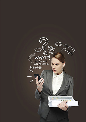 PSD 서양인 외국인 편집 편집이미지 문자 기호 영어 여자 종이 백그라운드 비즈니스 텍스트 포토일러 표정 한명 들기 사람 상반신 성인 타이포그라피 물음표 찡그림 전화기 디지털합성 문서 합성 통화 여자만 여자한명만 성인여자만 성인만 이미지편집 1 모션 인종 파일형식