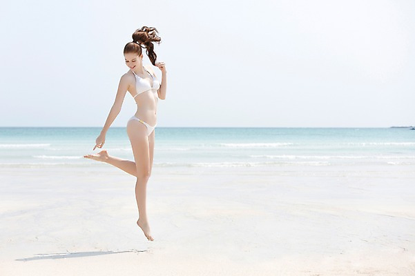 포토 JPG 주간 전신 서양인 외국인 백인 우먼라이프 라이프스타일 계절 여자 수영복 모래 바다 포즈 모션 맨발 하늘 휴가 한국 한명 미소 웃음 사람 손짓 20대 성인 해변 야외 옆모습 아웃포커스 여름 여름휴가 바캉스 비키니 모래사장 달리기 제주도 섹시 점프 유혹 청년만 청년여자만 청년여자한명만 성인여자한명만 국내포토 자연요소 1 옷 아시아 뷰포인트 컨셉 발 촬영기법 표정 인종 청년 생활 여자만 여자한명만 성인여자만 성인만 파일형식 나라 신체부위