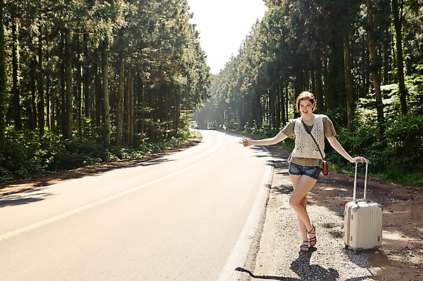 포토 JPG 주간 전신 서양인 외국인 나무 식물 백인 우먼라이프 라이프스타일 여자 도로 길 여유 여행 포즈 가방 모션 휴식 새로움 한국 한명 서기 미소 웃음 들기 사람 풍경 손짓 20대 성인 야외 앞모습 제주도 여행객 캐리어 여행가방 엄지손가락 숲 히치하이킹 청년만 청년여자만 청년여자한명만 성인여자한명만 국내포토 자연요소 1 잡화 감정 아시아 뷰포인트 컨셉 손가락 교통시설 표정 인종 청년 생활 여자만 여자한명만 성인여자만 성인만 파일형식
