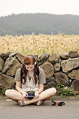 포토 JPG 주간 전신 서양인 외국인 식물 백인 우먼라이프 라이프스타일 여자 도로 길 여유 음악 여행 밭 가방 배낭 휴식 새로움 한국 돌담 한명 들기 사람 앉기 20대 성인 야외 앞모습 태블릿 제주도 여행객 카메라 헤드폰 헤드셋 음악감상 돌_바위 보리밭 청년만 청년여자만 청년여자한명만 성인여자한명만 국내포토 자연요소 1 잡화 감정 아시아 뷰포인트 음향기기 컨셉 농업 교통시설 모션 문화예술 인종 청년 생활 전자제품 스마트기기 담장 감상 보리 여자만 여자한명만 성인여자만 성인만 파일형식