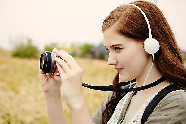 포토 JPG 주간 서양인 외국인 식물 백인 우먼라이프 라이프스타일 여자 여유 음악 여행 밭 휴식 새로움 한국 한명 미소 웃음 들기 사람 상반신 20대 성인 야외 옆모습 아웃포커스 제주도 여행객 카메라 사진촬영 헤드폰 헤드셋 음악감상 보리밭 청년만 청년여자만 청년여자한명만 성인여자한명만 국내포토 자연요소 1 감정 아시아 뷰포인트 음향기기 컨셉 농업 모션 문화예술 촬영기법 표정 인종 청년 생활 전자제품 촬영 감상 보리 여자만 여자한명만 성인여자만 성인만 파일형식