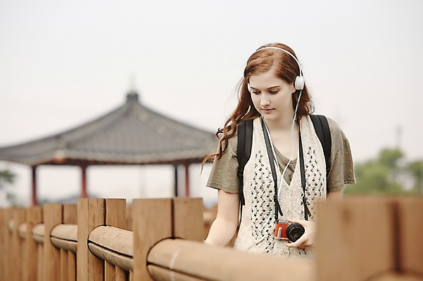 포토 JPG 주간 서양인 외국인 백인 우먼라이프 라이프스타일 건축물 여자 여유 음악 여행 가방 배낭 하늘 휴식 새로움 한국 한명 서기 들기 사람 상반신 20대 성인 야외 아웃포커스 제주도 여행객 카메라 헤드폰 헤드셋 음악감상 가교 청년만 청년여자만 청년여자한명만 성인여자한명만 국내포토 자연요소 1 잡화 건축 감정 아시아 음향기기 컨셉 모션 문화예술 촬영기법 인종 청년 생활 전자제품 감상 여자만 여자한명만 성인여자만 성인만 파일형식