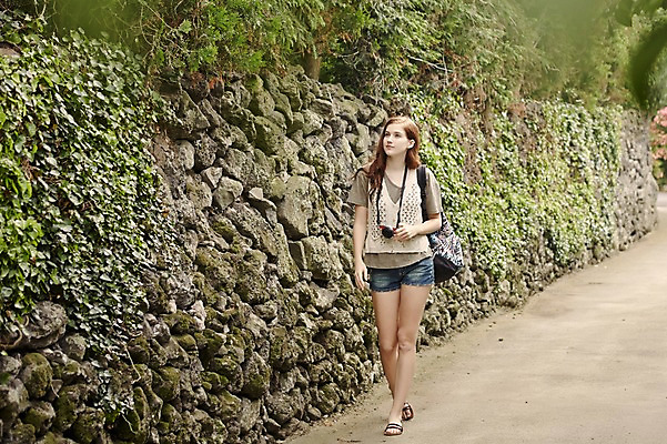 포토 JPG 주간 전신 서양인 외국인 나무 식물 백인 우먼라이프 라이프스타일 여자 길 여유 여행 가방 배낭 휴식 새로움 한국 돌담 한명 서기 사람 20대 성인 야외 앞모습 제주도 여행객 카메라 돌_바위 청년만 청년여자만 청년여자한명만 성인여자한명만 국내포토 자연요소 1 잡화 감정 아시아 뷰포인트 컨셉 모션 인종 청년 생활 전자제품 담장 여자만 여자한명만 성인여자만 성인만 파일형식