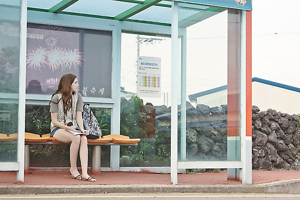 포토 JPG 주간 전신 서양인 외국인 백인 우먼라이프 라이프스타일 여자 길 여유 여행 지도 의자 가방 배낭 하늘 휴식 새로움 버스 주택 한국 돌담 한명 들기 사람 앉기 20대 성인 야외 스마트폰 제주도 여행객 카메라 돌_바위 역 버스정류장 안식처 청년만 청년여자만 청년여자한명만 성인여자한명만 국내포토 자연요소 1 잡화 감정 아시아 육상교통 가구 컨셉 교통시설 모션 대중교통 인종 청년 건물 생활 전자제품 핸드폰 스마트기기 담장 여자만 여자한명만 성인여자만 성인만 파일형식