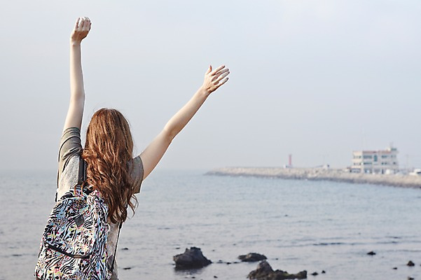 포토 JPG 주간 서양인 외국인 백인 우먼라이프 라이프스타일 여자 여유 바다 여행 포즈 가방 배낭 모션 하늘 휴식 새로움 한국 한명 사람 상반신 20대 성인 해변 야외 뒷모습 아웃포커스 제주도 손들기 여행객 항구 돌_바위 바위 청년만 청년여자만 청년여자한명만 성인여자한명만 국내포토 자연요소 1 잡화 감정 아시아 뷰포인트 컨셉 교통시설 촬영기법 인종 청년 생활 여자만 여자한명만 성인여자만 성인만 파일형식