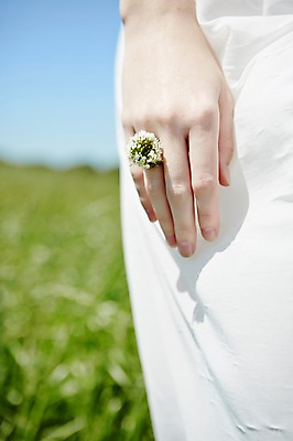 포토 JPG 주간 서양인 외국인 식물 백인 우먼라이프 라이프스타일 손 원피스 여자 휴식 한국 한명 사람 초원 20대 성인 야외 아웃포커스 신체부위 제주도 상쾌 감성 꽃반지 청순 청년만 성인한명만 성인만 국내포토 자연요소 1 옷 꽃 감정 아시아 컨셉 촬영기법 인종 청년 생활 반지 파일형식