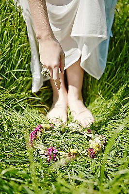 포토 JPG 주간 서양인 외국인 식물 백인 우먼라이프 라이프스타일 손 원피스 여자 포즈 모션 발 휴식 한국 한명 서기 사람 초원 20대 성인 야외 신체부위 제주도 화관 하반신 다리 상쾌 감성 꽃반지 청순 청년만 성인한명만 성인만 국내포토 자연요소 1 옷 꽃 감정 아시아 컨셉 인종 청년 생활 반지 파일형식