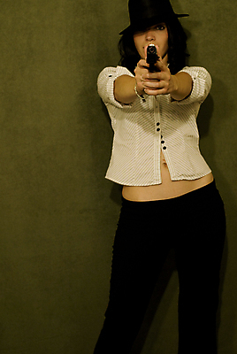 포토 JPG 해외이미지 스튜디오촬영 백인 모델 긴머리 여자 셔츠 신체 청소년 한명 20대 성인 세로 초록색 컬러풀 유행 총 가득함 녹색배경 해외202004 해외포토 서양인 1 헤어스타일 무기 컬러 백그라운드 상의 실내 사람 청년 파일형식 이미지허브