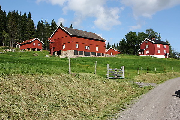 포토 JPG 해외이미지 도로 주택 사람없음 빨간색 여름 울타리 농장 평화 맑음 화목 시골 농부 방목 땅 메인 외양간 낭만주의 해외202004 해외포토 직업 계절 길 컬러 컨셉 농업 교통시설 날씨 건물 담장 축산업 파일형식 이미지허브