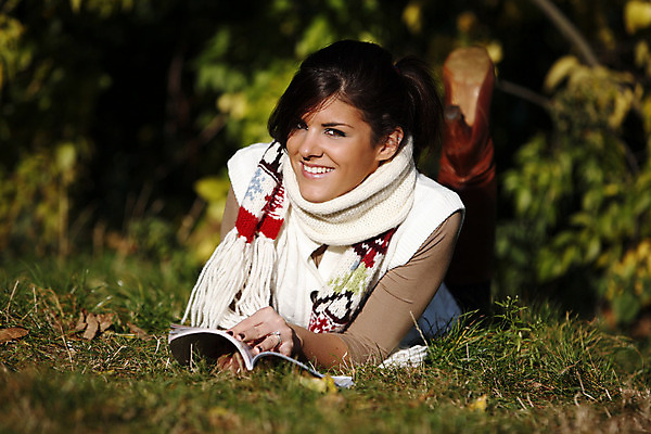 포토 JPG 해외이미지 나무 공원 여자 잎 자연 휴식 한명 사람 야외 책 기쁨 아내 읽기 리뷰 해외202004 해외포토 식물 1 공공시설 감정 컨셉 모션 생태계 파일형식 이미지허브