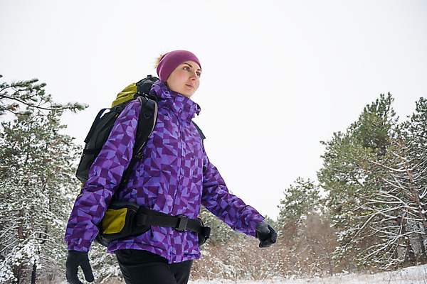 포토 JPG 해외이미지 나무 라이프스타일 계절 행복 스포츠 여행 겨울 배낭 자연 하늘 날씨 휴가 한명 사람 풍경 야외 얼음 산책 트래킹 하이킹 추위 흰색 숲 배낭여행 침엽수 전나무 백패커 하이커 눈내림 해외202004 해외포토 자연요소 식물 1 감정 컬러 가방 레저 휴식 눈_날씨 생활 생태계 파일형식 이미지허브