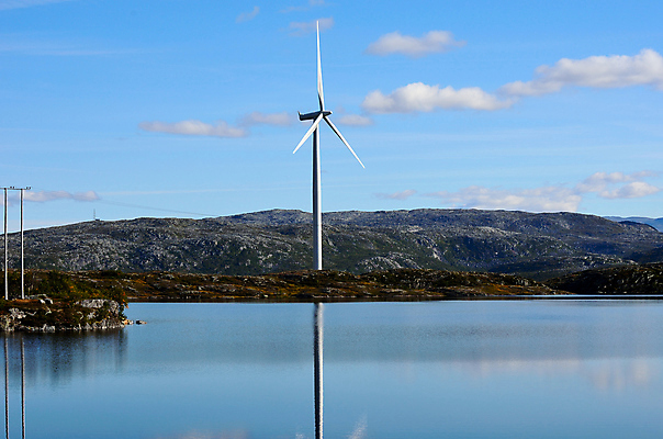 포토 JPG 해외이미지 식물 구름 공원 산업 호수 날개 자연 하늘 바람 산 풍경 사람없음 초록색 물 파란색 빛 글로벌 농장 반사 환경 탑 금속 힘 활발 재활용 풍차 발전기 에너지 흰색 역 보호 정상 만족 생태계 프로펠러 장면 자원 세대 유지 내추럴 방앗간 혁명 강렬 개발 생태학 효율 공급 해외202004 해외포토 자연요소 건축물 공공시설 교육 감정 컬러 컨셉 농업 교통시설 재질 날씨 발전소 친환경 파일형식 이미지허브