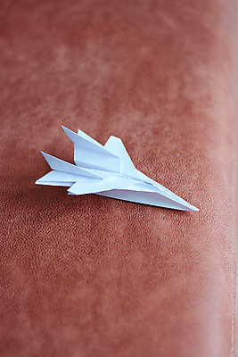 포토 JPG 해외이미지 종이 실내 사람없음 한개 가죽 종이비행기 갈색배경 해외202004 해외포토 1 백그라운드 내부 갈색 종이접기 파일형식 이미지허브