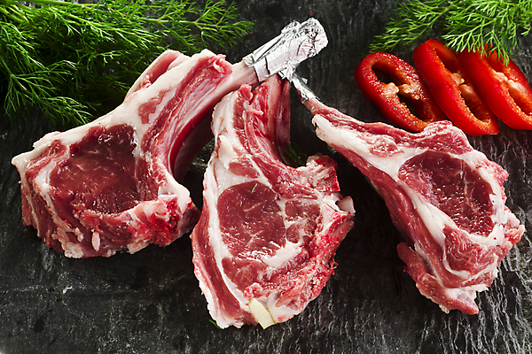 포토 JPG 해외이미지 음식 백그라운드 육류 돼지고기 사람없음 빨간색 소고기 흰색 소시지 변화 자르기 흰배경 날것 고립 해외202004 해외포토 컬러 컨셉 식재료 모션 가공식품 파일형식 이미지허브