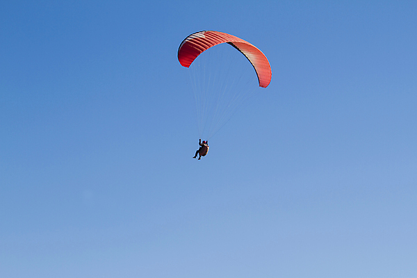 포토 JPG 해외이미지 주간 전신 남자 하늘 한명 사람 성인 야외 비행 낙하산 패러글라이딩 글라이더 성인남자한명만 해외202004 해외포토 자연요소 1 스포츠 남자한명만 성인남자만 파일형식 이미지허브