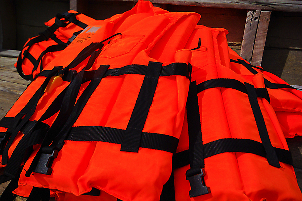 포토 JPG 해외이미지 라이프스타일 옷 스포츠 바다 여행 백그라운드 컨셉 오렌지 자연 하늘 휴가 안전 사람 사람없음 물 여름 파란색 컬러풀 유행 수영 재킷 장비 긴급 조끼 보트 구출 보호 오브젝트 보안 안전요원 해외202004 해외포토 자연요소 계절 컬러 배_교통 과일 생활 외투 수상스포츠 도움 생태계 파일형식 이미지허브