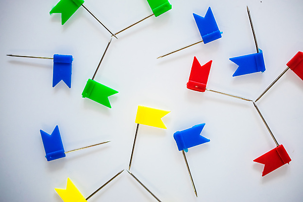 포토 JPG 해외이미지 모양 디자인 종이 컨셉 패턴 일러스트 비즈니스 추상 문구용품 화살 사람없음 빨간색 초록색 파란색 컬러풀 사무실 노란색 3D 흰색 깃발 방향 심볼 날카로움 고립 해외202004 해외포토 컬러 무늬 디지털합성 오브젝트 파일형식 이미지허브