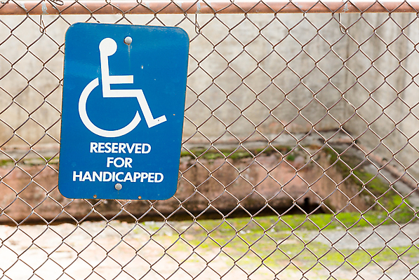 포토 JPG 해외이미지 사람없음 파란색 울타리 펼침 연못 구멍 유머 위험 주차 장애인 심볼 사인 휠체어 올가미 예약 장애 땅바닥 해외202004 해외포토 감정 컬러 컨셉 모션 바닥 담장 파일형식 이미지허브