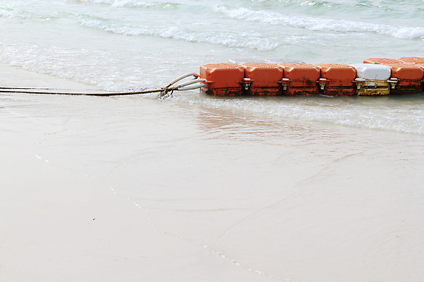 포토 JPG 해외이미지 산업 선 파도 바다 여행 비즈니스 표시 하늘 낚시 바람 항해 경고 어류 안전 사람없음 야외 빨간색 물 파란색 반사 환경 장비 에너지 흰색 깃발 업무 신호등 방향 사인 보안 장면 네비게이션 부표 옛날 채널 헬프 해외202004 해외포토 자연요소 컬러 배_교통 레저 날씨 수중동물 작업 도움 파일형식 이미지허브