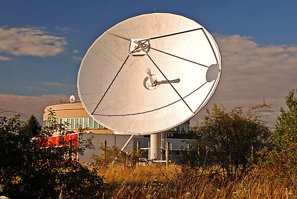 포토 JPG 해외이미지 그릇 지구 파도 비즈니스 하늘 안테나 사람없음 파란색 스마트폰 글로벌 디지털 텔레비전 자료 망원경 장비 인공위성 무선전화기 묘사 라디오 방송 감시 천문학 획득 레이더 해외202004 해외포토 식기 교육 바다 컬러 통신 전자제품 핸드폰 스마트기기 전화기 파일형식 이미지허브