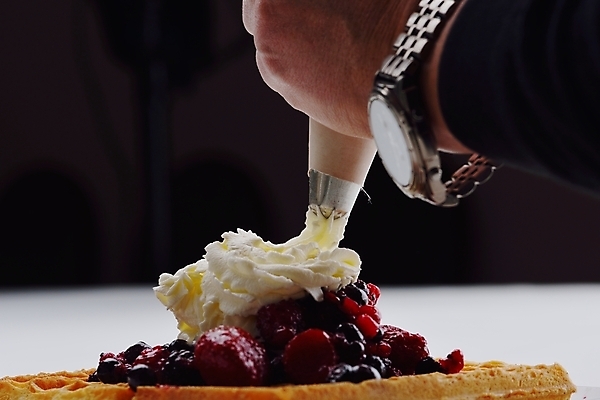 포토 JPG 해외이미지 스튜디오촬영 손 딸기 아이스크림 신체부위 달콤 크림 블루베리 산딸기 블랙베리 와플 짜기 짤주머니 해외202004 해외포토 과일 모션 디저트 실내 사람 맛 제빵도구 파일형식 이미지허브