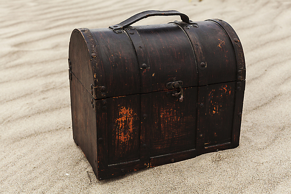 포토 JPG 해외이미지 모래 바다 섬 여행 백그라운드 하늘 휴가 안전 풍경 사람없음 목재 물 여름 금융 파란색 상자 모래사장 태양 갈색 맑음 저축 수확 골동품 뚜껑 재산 황금 나무상자 컨테이너 비밀 모래언덕 오브젝트 복고 수납 해적 보물 궤 옛날 해외202004 해외포토 자연요소 나무 계절 산업 컬러 컨셉 농업 재료 날씨 경제 도둑 언덕 파일형식 이미지허브