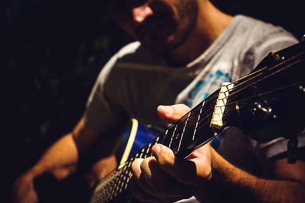 포토 JPG 해외이미지 나무 백인 1 라이프스타일 손 계절 공원 남자 얼굴 음악 백그라운드 잎 노래 자연 놀이 한명 사람 성인 야외 10대 파티 검은색 소리 음악가 회색 가수 기구 기타 표현 숲 예술가 뮤지컬 플레이어 혼자 해외202004 해외포토 서양인 식물 직업 공공시설 컬러 청소년 현악기 문화예술 이벤트 생활 신체부위 생태계 파일형식 이미지허브