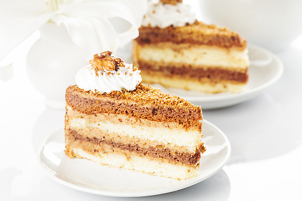 포토 JPG 해외이미지 접시 음식 조각 탁자 디저트 기념 따뜻함 사탕 선물 사랑 사람없음 장식 컵 갈색 파티 케이크 숟가락 식사 카페 빵집 견과류 흰색 축하 신선 달콤 맛 아침식사 설탕 굽기 먹기 크림 아로마 호두 토핑 향 페스츄리 프랄린 캐러멜 해외202004 해외포토 식기 감정 빵 컬러 가구 컨셉 모션 수저 이벤트 상점 구이 파일형식 이미지허브