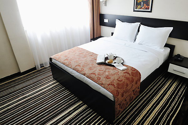 포토 JPG 해외이미지 액자 침구 호텔 휴식 실내 사람없음 인테리어 수건 침실 침대 커튼 신문 아침식사 전화기 서랍장 객실 해외202004 해외포토 디자인 가구 컨셉 숙소 내부 간행물 위생용품 식사 뉴스 파일형식 이미지허브