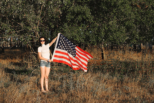 포토 JPG 해외이미지 백인 구름 라이프스타일 별 도로 물결 스포츠 밭 부분 하늘 거리 한명 사람 인종 야외 빨간색 초록색 여름 파란색 청춘 햇빛 태양 미국 봄 기쁨 깃발 황금 땅 애국심 진짜 스타일 해외202004 해외포토 자연요소 서양인 1 계절 감정 길 컬러 컨셉 북아메리카 농업 교통시설 생활 파일형식 이미지허브