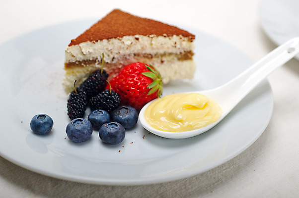 포토 JPG 해외이미지 접시 딸기 디저트 사람없음 숟가락 달콤 블루베리 블랙베리 크림치즈 티라미수 해외202004 해외포토 식기 음식 과일 치즈 수저 맛 파일형식 이미지허브