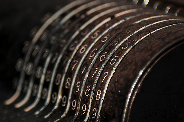 포토 JPG 해외이미지 디자인 선 돈 사람없음 금융 컴퓨터 숫자 갈색 세일 상점 금속 기계 장비 회색 수확 흰색 수학 계산 닫기 부식 복고 아날로그 계산원 구식 옛날 조작 철강 특별함 해외202004 해외포토 직업 문자 컬러 컨셉 농업 교과목 모션 재질 경제 전자제품 재산 파일형식 이미지허브