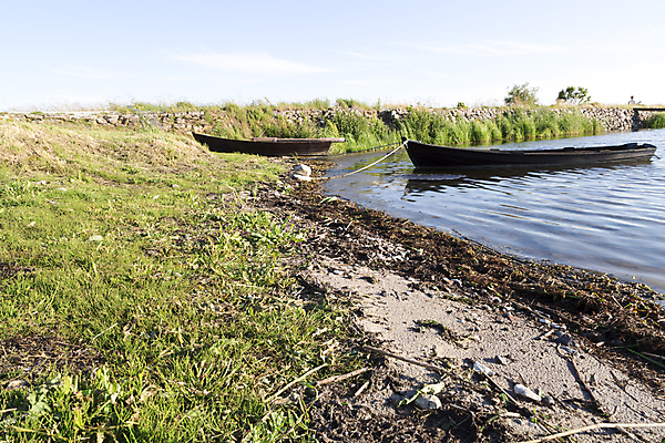 포토 JPG 해외이미지 나무 구름 창문 하늘 사람없음 물 파란색 바위 쌍 보트 나룻배 암초 해외202004 해외포토 자연요소 식물 컬러 배_교통 돌_바위 파일형식 이미지허브