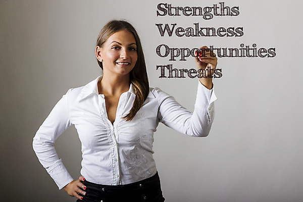 포토 JPG 해외이미지 여자 컨셉 비즈니스 텍스트 아이디어 한명 미소 가로 단어 펜 갈색 기록 비즈니스우먼 투명 메시지 계획 위협 분석 준비 블라우스 기회 비전 경영 마케팅 조언 목차 해외202004 해외포토 문자 1 컬러 상의 표정 사람 필기구 직장인 파일형식 이미지허브