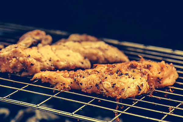 포토 JPG 해외이미지 음식 건강 육류 스테이크 요리 사람없음 가로 식사 치킨 뜨거움 닫기 그릴 바비큐 굽기 준비 날것 토스트 후추 숯 해외202004 해외포토 빵 식재료 모션 주방용품 서양음식 구이 향신료 닭고기요리 파일형식 이미지허브