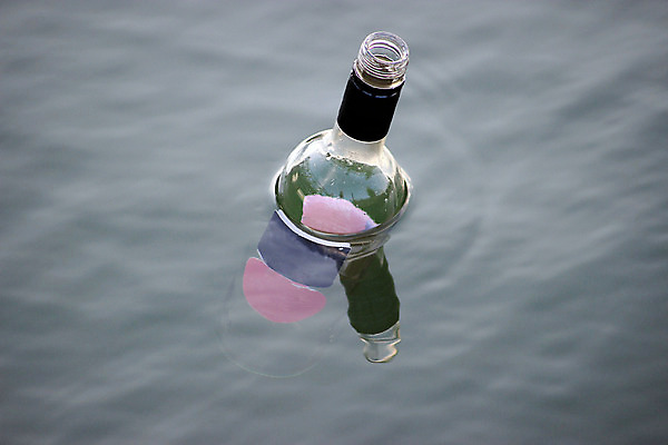 포토 JPG 해외이미지 파도 바다 여행 컨셉 통신 자연 유리 아침 아이디어 사람없음 야외 물 강 반사 와인 수중 침묵 거울 폐기물 컨테이너 심볼 와인병 오브젝트 질감 광택 해외202004 해외포토 주간 자연요소 산업 재질 병_용기 주류 소리 쓰레기 생태계 파일형식 이미지허브