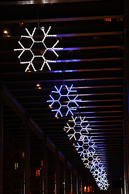 포토 JPG 해외이미지 크리스마스 겨울 전등 조명 사람없음 장식 컬러풀 흰색 주도 해외202004 해외포토 계절 기념일 컬러 예절 파일형식 이미지허브