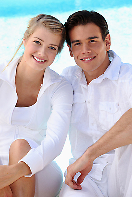 포토 JPG 해외이미지 백인 커플 드레스 옷 여자 남자 유럽 여유 여행 관계 하늘 휴가 건강 치과 미소 두명 10대 세로 여름 파란색 태양 흰색 최고 치아 언니 남동생 해외202004 해외포토 자연요소 서양인 계절 감정 나라 컬러 가족 청소년 표정 병원 사람 소화기관 자매 동생 파일형식 이미지허브