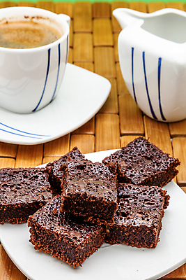 포토 JPG 해외이미지 접시 커피 음식 디저트 사람없음 컵 갈색 쌓기 케이크 초콜릿 식사 어둠 달콤 맛 설탕 굽기 정사각형 호두 코코아 브라우니 핸드메이드 해외202004 해외포토 도형 식기 음료 컬러 컨셉 모션 견과류 구이 파일형식 이미지허브