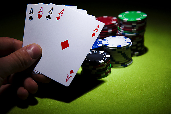 포토 JPG 해외이미지 손 실내 들기 신체부위 어둠 트럼프 포커칩 도박 카지노 겜블 초록배경 해외202004 해외포토 백그라운드 모션 사람 내부 초록색 놀이용품 포커 파일형식 이미지허브