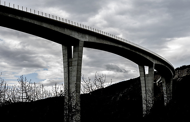 포토 JPG 해외이미지 건축물 실루엣 육상교통 교통수단 로우앵글 여행 패턴 교통시설 자동차 거리 사람없음 야외 컴퓨터그래픽 가로 파란색 컬러풀 기둥 고가도로 고속도로 아래 교차로 출퇴근 시멘트 해외202004 해외포토 건축 도로 길 뷰포인트 컬러 교통 무늬 비즈니스 촬영기법 그래픽 방향 시설 위치 파일형식 이미지허브