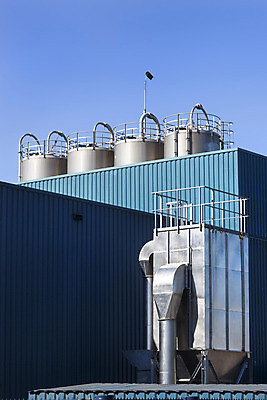 포토 JPG 해외이미지 식물 외관 산업 공장 사람없음 건물 파란색 빛 환경 금속 힘 에너지 사일로 철강 해외202004 해외포토 건축물 컬러 공업 재질 파일형식 이미지허브