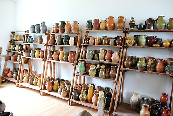 포토 JPG 해외이미지 전통 접시 손 문화 선반 미술 사람없음 장식 컵 초록색 물 갈색 노란색 상점 주방 꽃병 바위 조끼 항아리 도자기 시장 냄비 컨테이너 오브젝트 만들기 쇼 기념품 점토 수공예 유리주전자 곤봉 고립 매각 옛날 해외202004 해외포토 자연요소 식기 꽃 산업 스포츠용품 컬러 가구 모션 유리 주전자 문화예술 신체부위 외투 돌_바위 솥 공예 파일형식 이미지허브