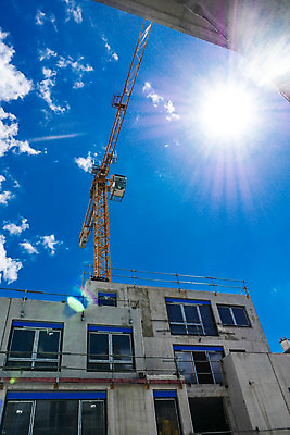 포토 JPG 해외이미지 직업 남자 산업 건축양식 하늘 노동자 주택 프레임 사람 사람없음 건물 파란색 빛 태양 힘 일몰 도시 업무 고리 그룹 재산 계획 헬멧 건축가 땅 아래 기중기 장면 뼈대 발판 개발 조작 진짜 콘크리트 해외202004 해외포토 자연요소 건축물 건축 컬러 컨셉 금융 노을 작업 중장비 보호장비 방향 위치 파일형식 이미지허브