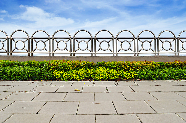 포토 JPG 해외이미지 구름 벽 백그라운드 잎 하늘 벽돌 안전 사람없음 초록색 파란색 울타리 평화 철 관목 철강 해외202004 해외포토 자연요소 나무 식물 컬러 컨셉 담장 파일형식 이미지허브