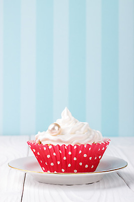 포토 JPG 해외이미지 1 백그라운드 휴가 디저트 사람없음 목재 빨간색 파란색 흰색 달콤 맛 컵케이크 크림 프로스팅 해외202004 해외포토 나무 음식 컬러 컨셉 재료 케이크 제빵 파일형식 이미지허브