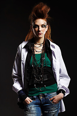 포토 JPG 해외이미지 백인 모델 라이프스타일 헤어스타일 여자 감정 유럽 문화 얼굴 셔츠 한명 사람 빨간색 초록색 유행 흰색 청바지 표현 도시 화려 생강 주근깨 빨간머리 펑크 스타일 해외202004 해외포토 서양인 1 나라 컬러 컨셉 상의 채소 바지 생활 신체부위 점 파일형식 이미지허브